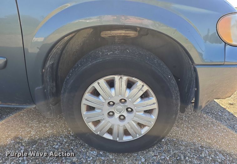 image for item DR3819 2007 Chrysler Town & Country van