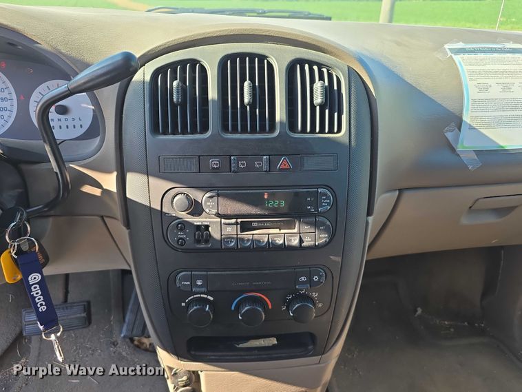 image for item DR3820 2003 Dodge Grand Caravan SE van