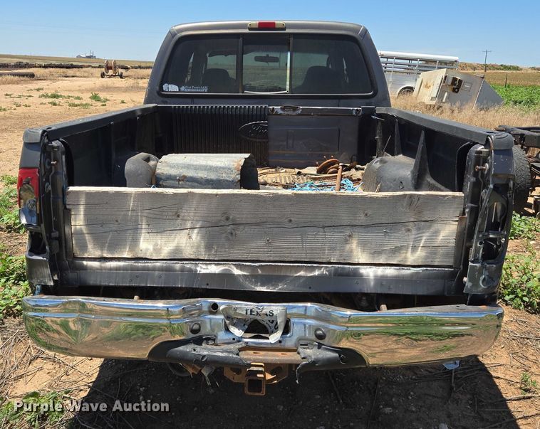 image for item DT4935 2004 Ford F250 Crew Cab pickup truck