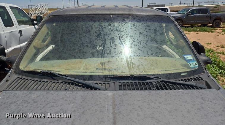 image for item DT4935 2004 Ford F250 Crew Cab pickup truck