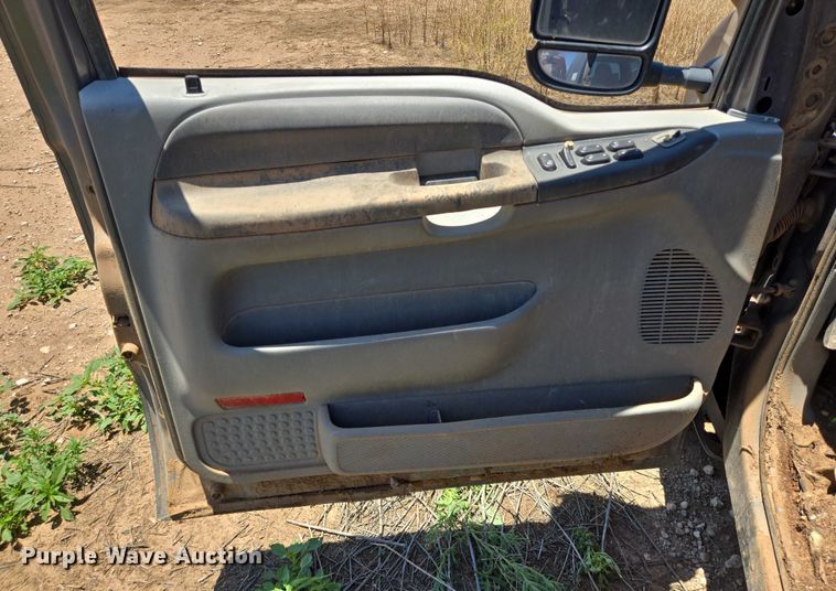 image for item DT4935 2004 Ford F250 Crew Cab pickup truck