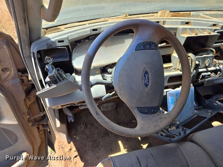 image for item DT4935 2004 Ford F250 Crew Cab pickup truck