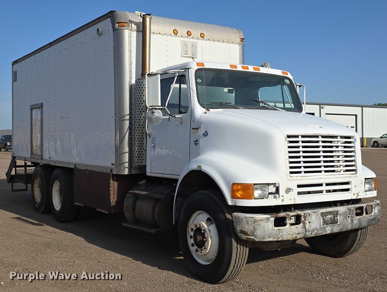 image for item DT6975 1991 International 8100 box truck