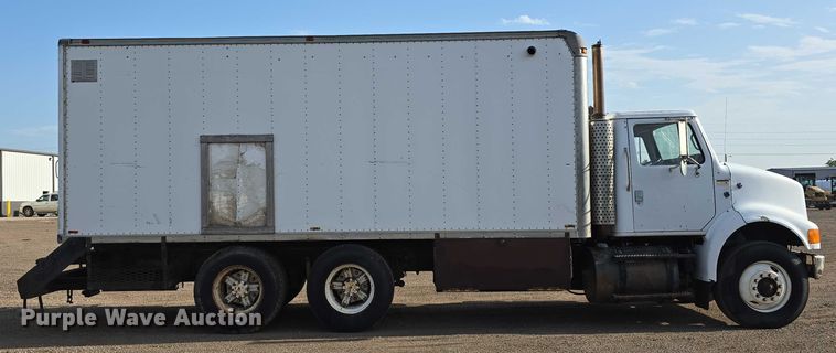 image for item DT6975 1991 International 8100 box truck