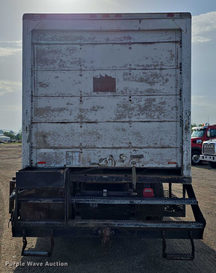 image for item DT6975 1991 International 8100 box truck