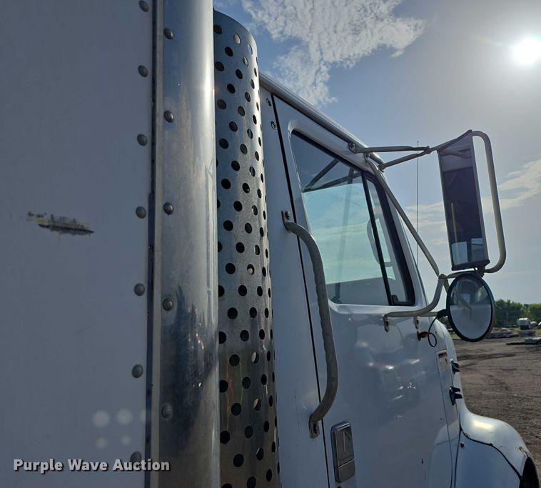 image for item DT6975 1991 International 8100 box truck