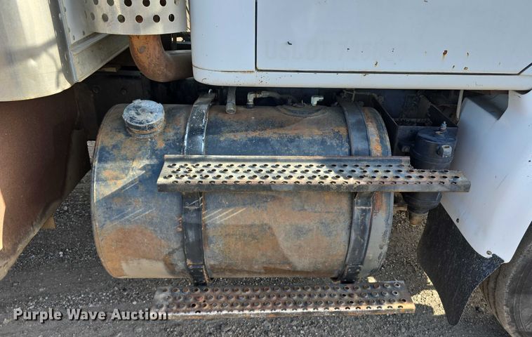 image for item DT6975 1991 International 8100 box truck