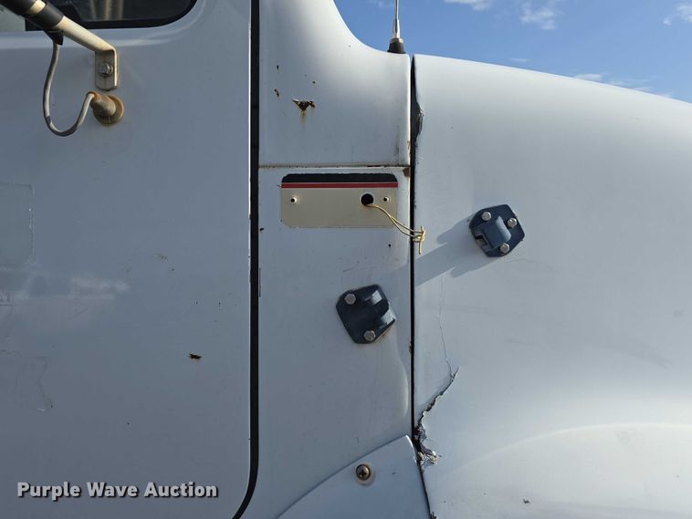 image for item DT6975 1991 International 8100 box truck