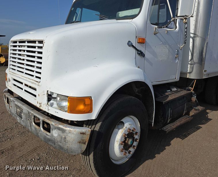 image for item DT6975 1991 International 8100 box truck