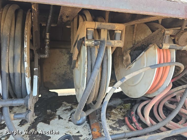 image for item DT6975 1991 International 8100 box truck