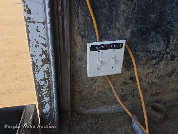 image for item DT6975 1991 International 8100 box truck