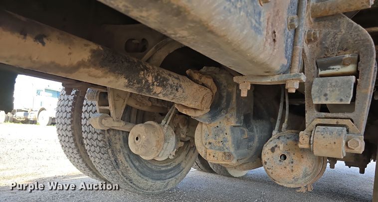 image for item DT6975 1991 International 8100 box truck