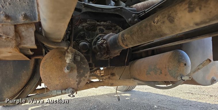 image for item DT6975 1991 International 8100 box truck