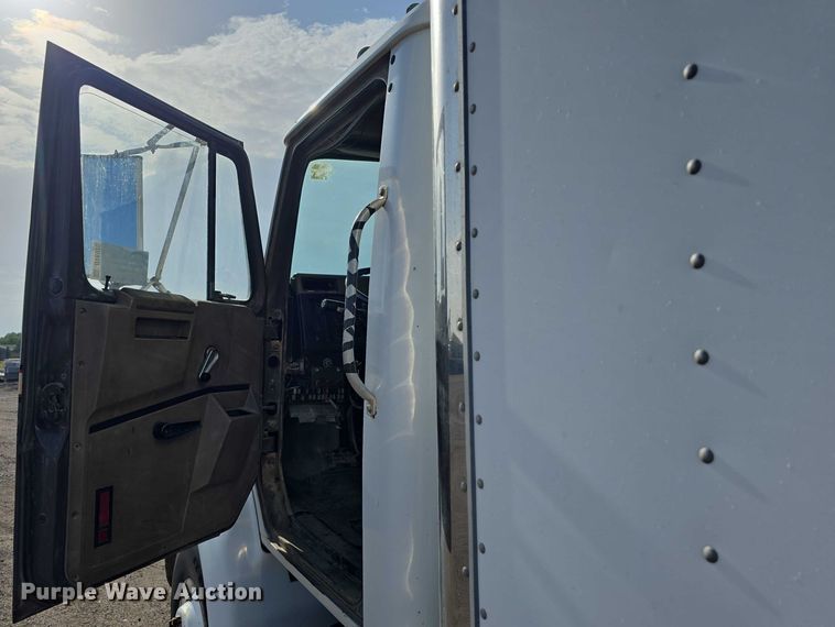 image for item DT6975 1991 International 8100 box truck