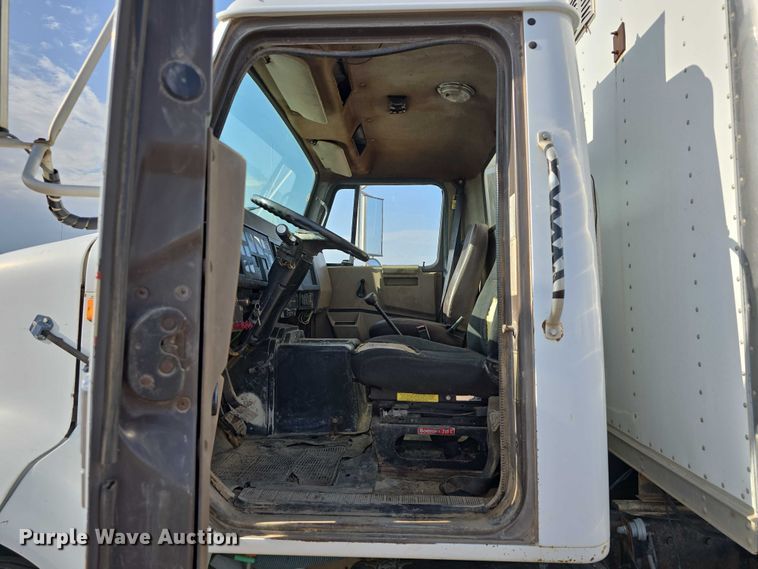 image for item DT6975 1991 International 8100 box truck