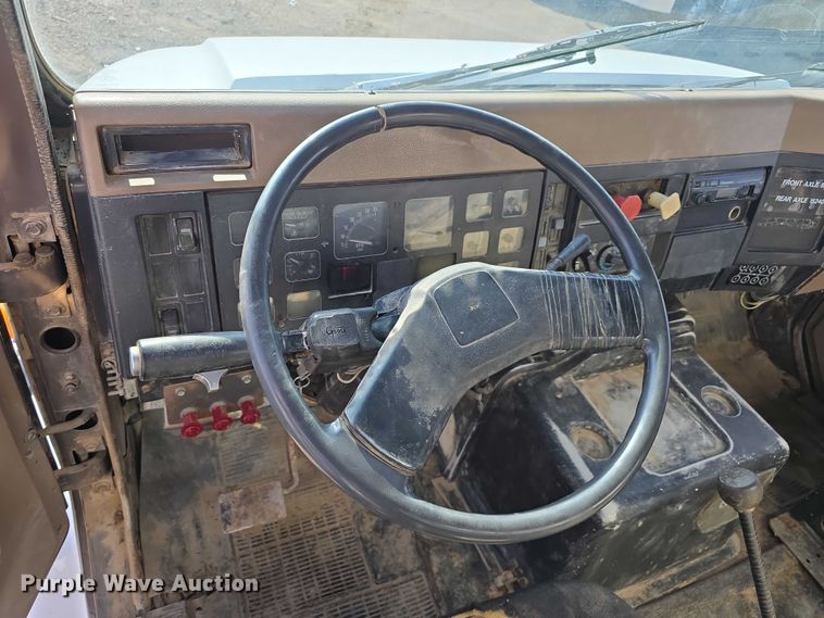 image for item DT6975 1991 International 8100 box truck