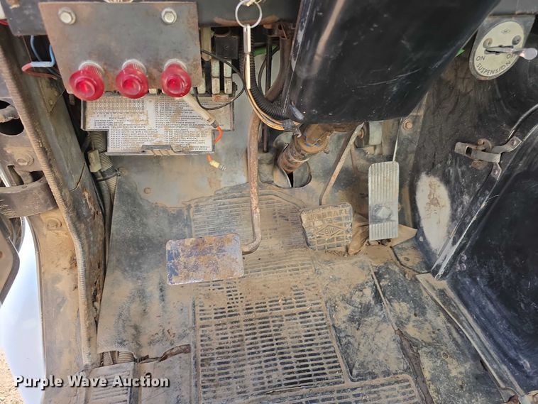 image for item DT6975 1991 International 8100 box truck