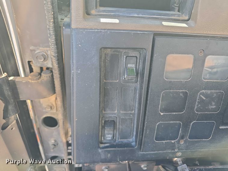 image for item DT6975 1991 International 8100 box truck