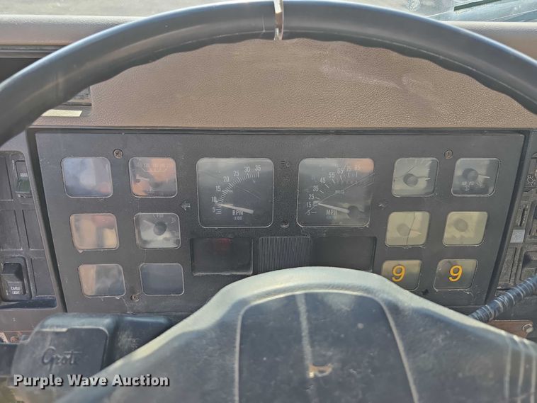 image for item DT6975 1991 International 8100 box truck