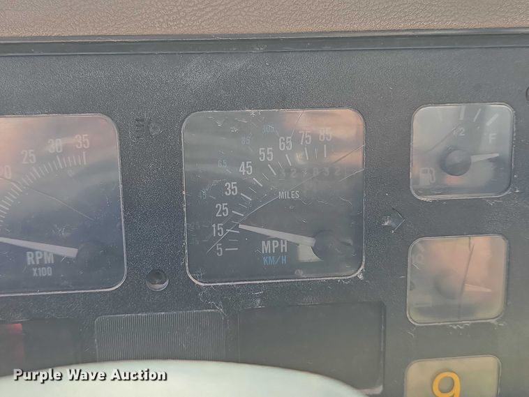 image for item DT6975 1991 International 8100 box truck