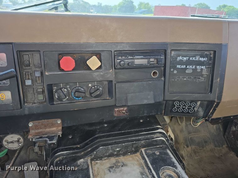 image for item DT6975 1991 International 8100 box truck