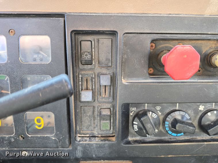 image for item DT6975 1991 International 8100 box truck