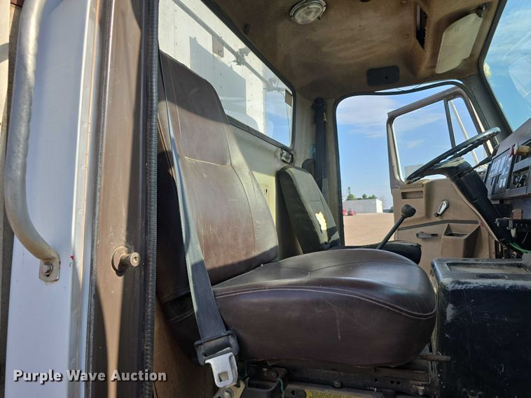 image for item DT6975 1991 International 8100 box truck