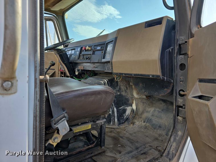 image for item DT6975 1991 International 8100 box truck