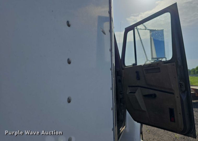 image for item DT6975 1991 International 8100 box truck