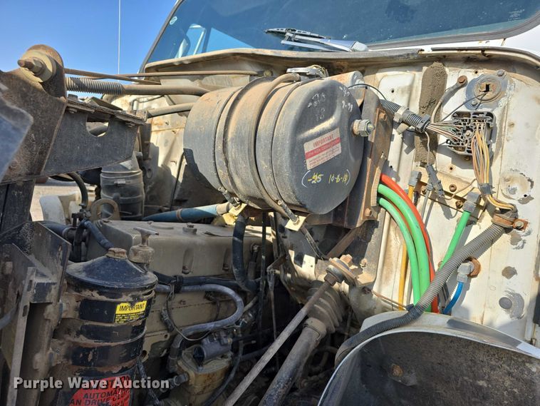 image for item DT6975 1991 International 8100 box truck