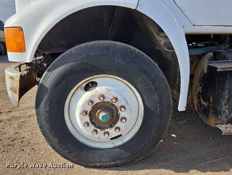 image for item DT6975 1991 International 8100 box truck