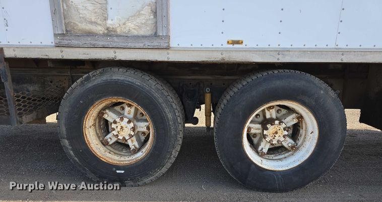 image for item DT6975 1991 International 8100 box truck