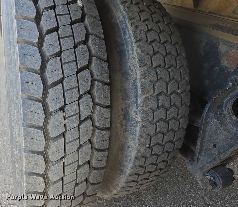 image for item DT6975 1991 International 8100 box truck