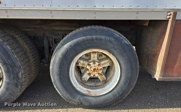 image for item DT6975 1991 International 8100 box truck