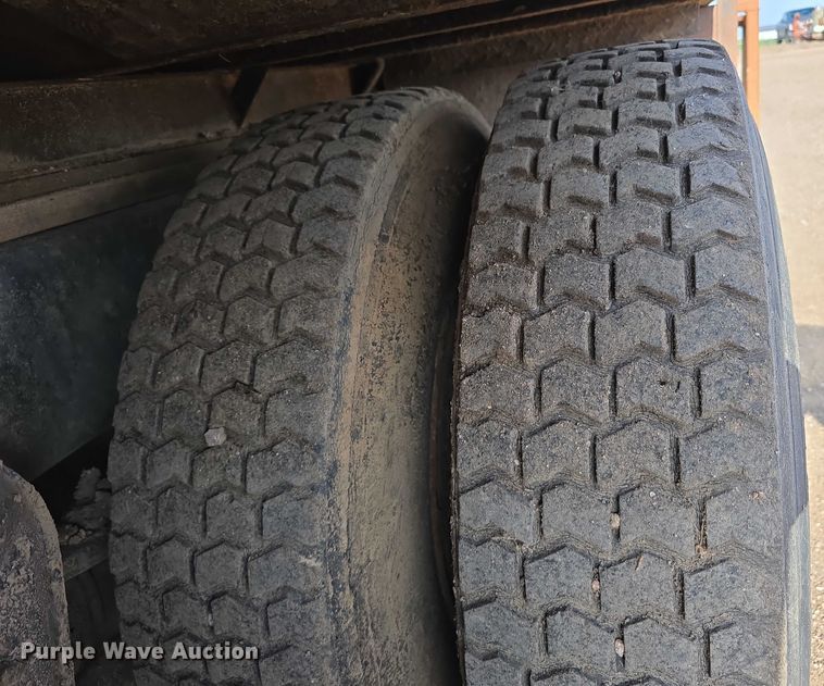 image for item DT6975 1991 International 8100 box truck