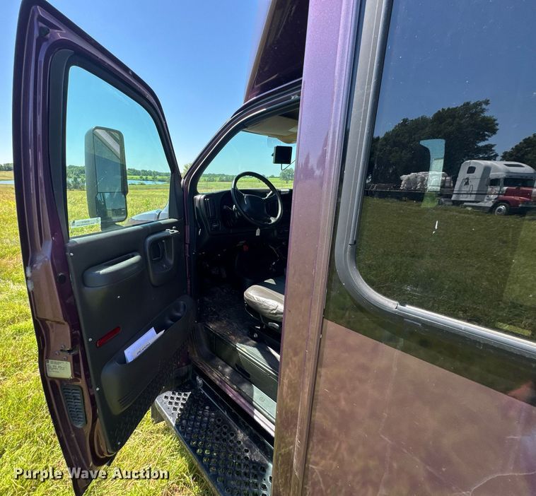 image for item DU9213 2009 GMC C5V042 shuttle bus