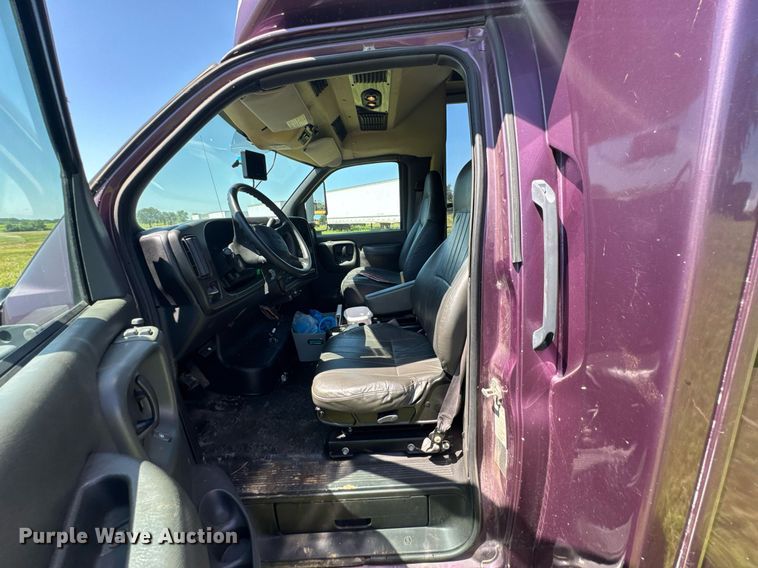 image for item DU9213 2009 GMC C5V042 shuttle bus