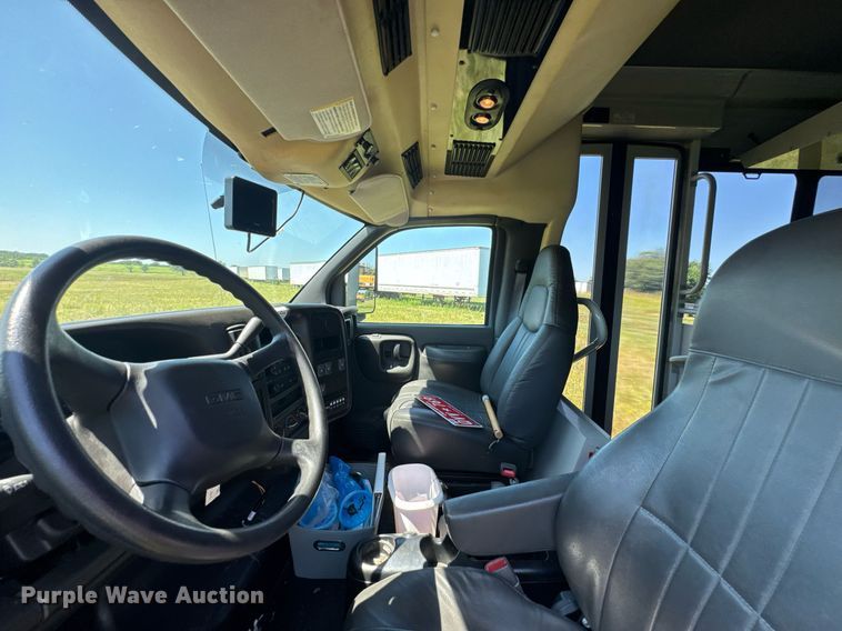 image for item DU9213 2009 GMC C5V042 shuttle bus