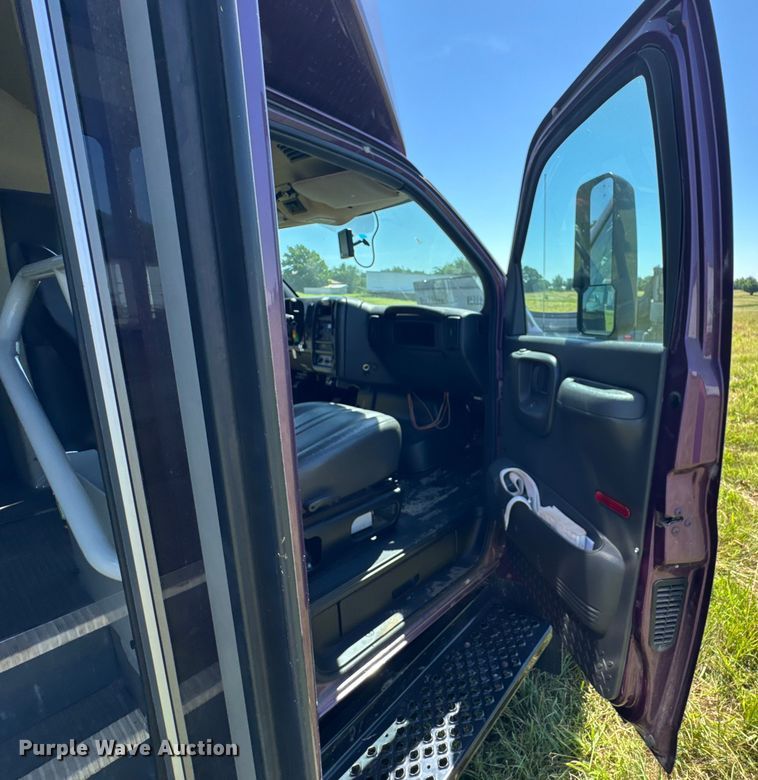 image for item DU9213 2009 GMC C5V042 shuttle bus