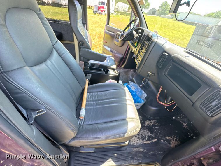 image for item DU9213 2009 GMC C5V042 shuttle bus