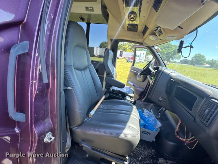 image for item DU9213 2009 GMC C5V042 shuttle bus