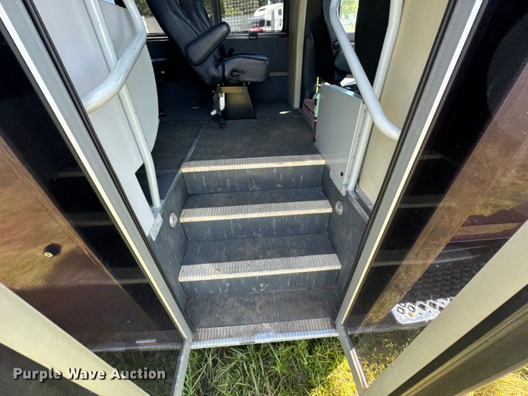 image for item DU9213 2009 GMC C5V042 shuttle bus