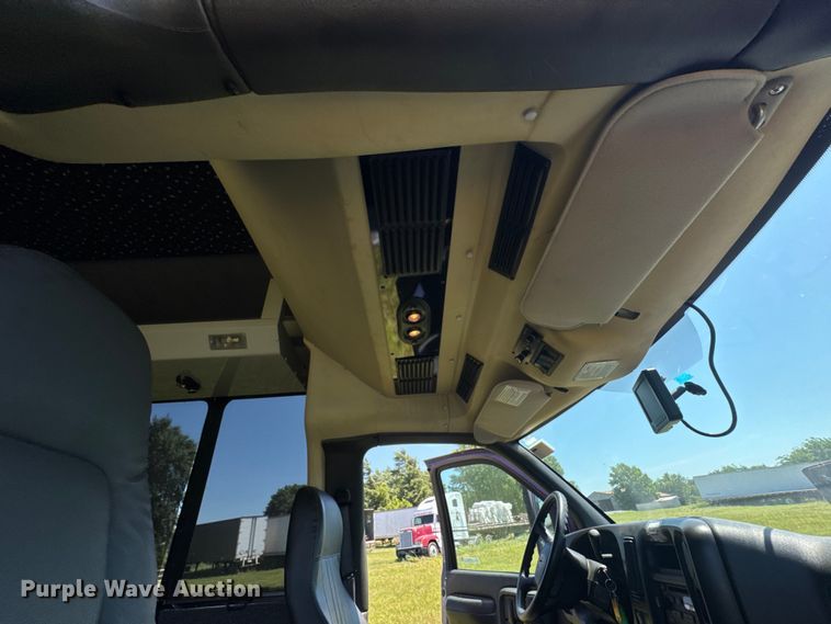 image for item DU9213 2009 GMC C5V042 shuttle bus