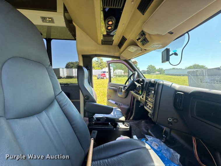 image for item DU9213 2009 GMC C5V042 shuttle bus