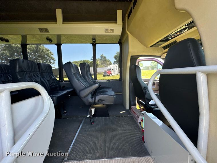 image for item DU9213 2009 GMC C5V042 shuttle bus