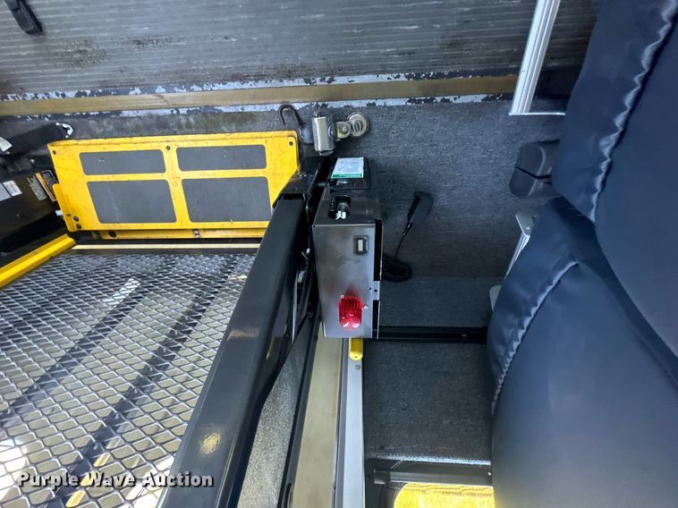 image for item DU9213 2009 GMC C5V042 shuttle bus