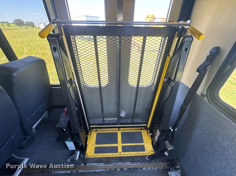 image for item DU9213 2009 GMC C5V042 shuttle bus