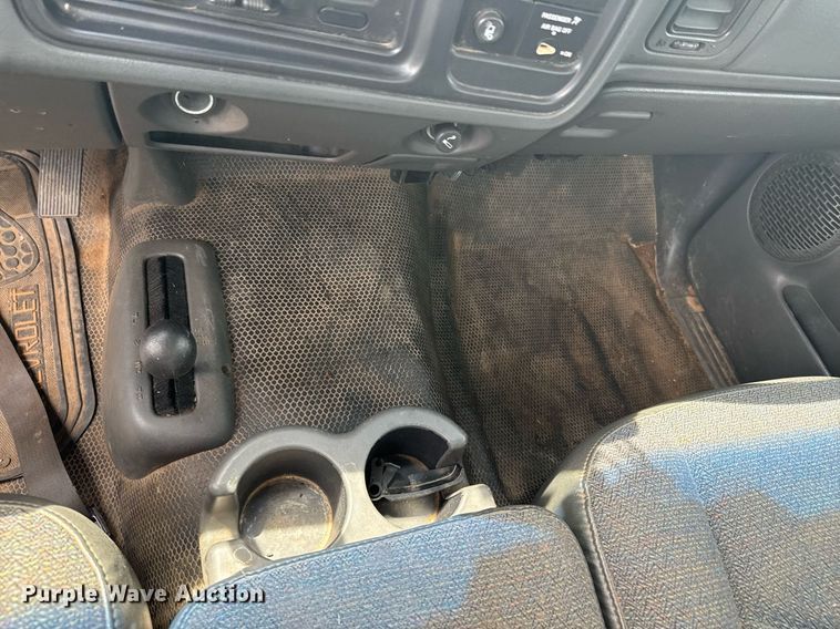 image for item DU9223 2006 GMC Sierra 2500HD pickup truck