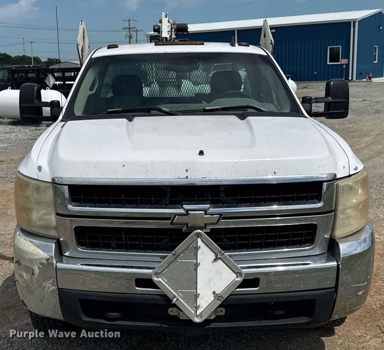 image for item DU9224 2007 Chevrolet Silverado 3500HD flatbed pickup truck