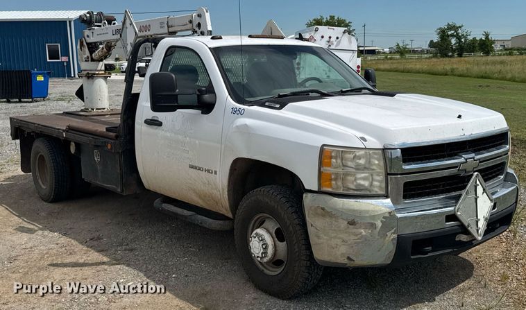image for item DU9224 2007 Chevrolet Silverado 3500HD flatbed pickup truck